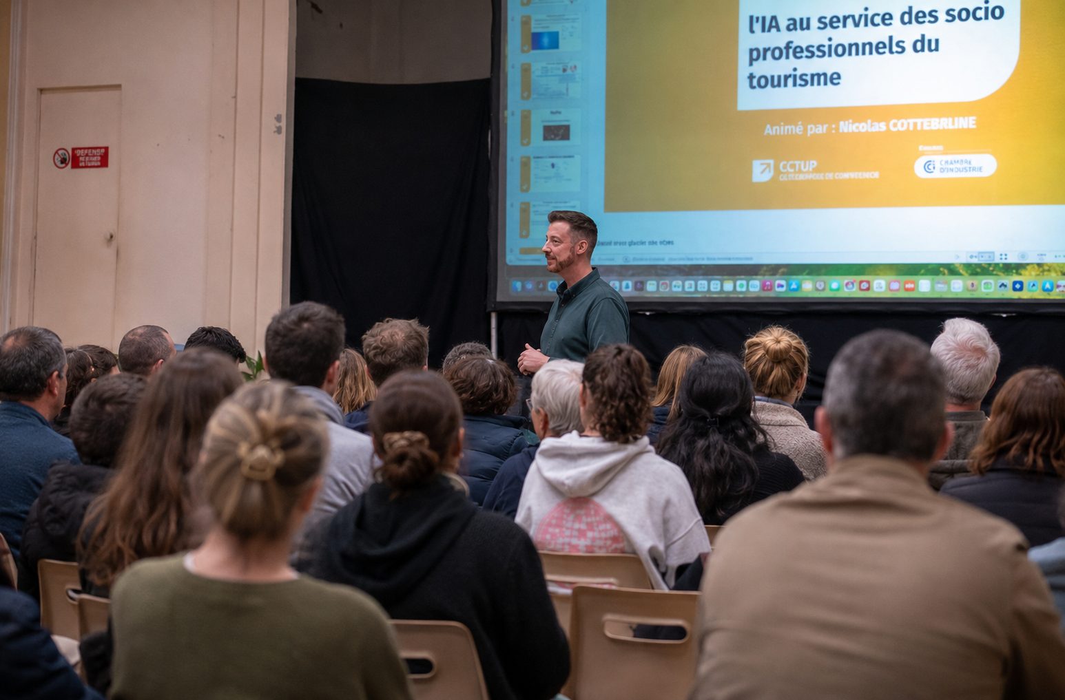 Nicolas Cottebrune anime une conférence sur l'IA devant un large public